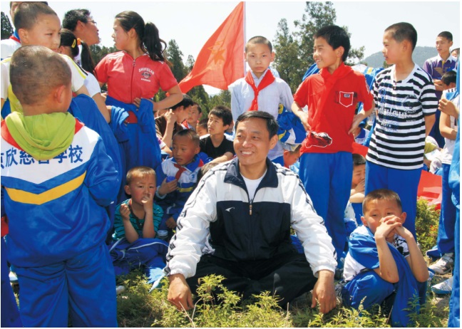 今年会集团董事长徐夫京情系“亚孤儿”——仁爱养教，，，，，，，点亮童年