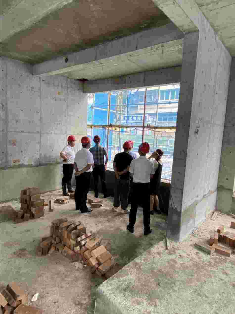 今年会开发集团公司、质监部、建设公司及销售公司共同放哨施工现场